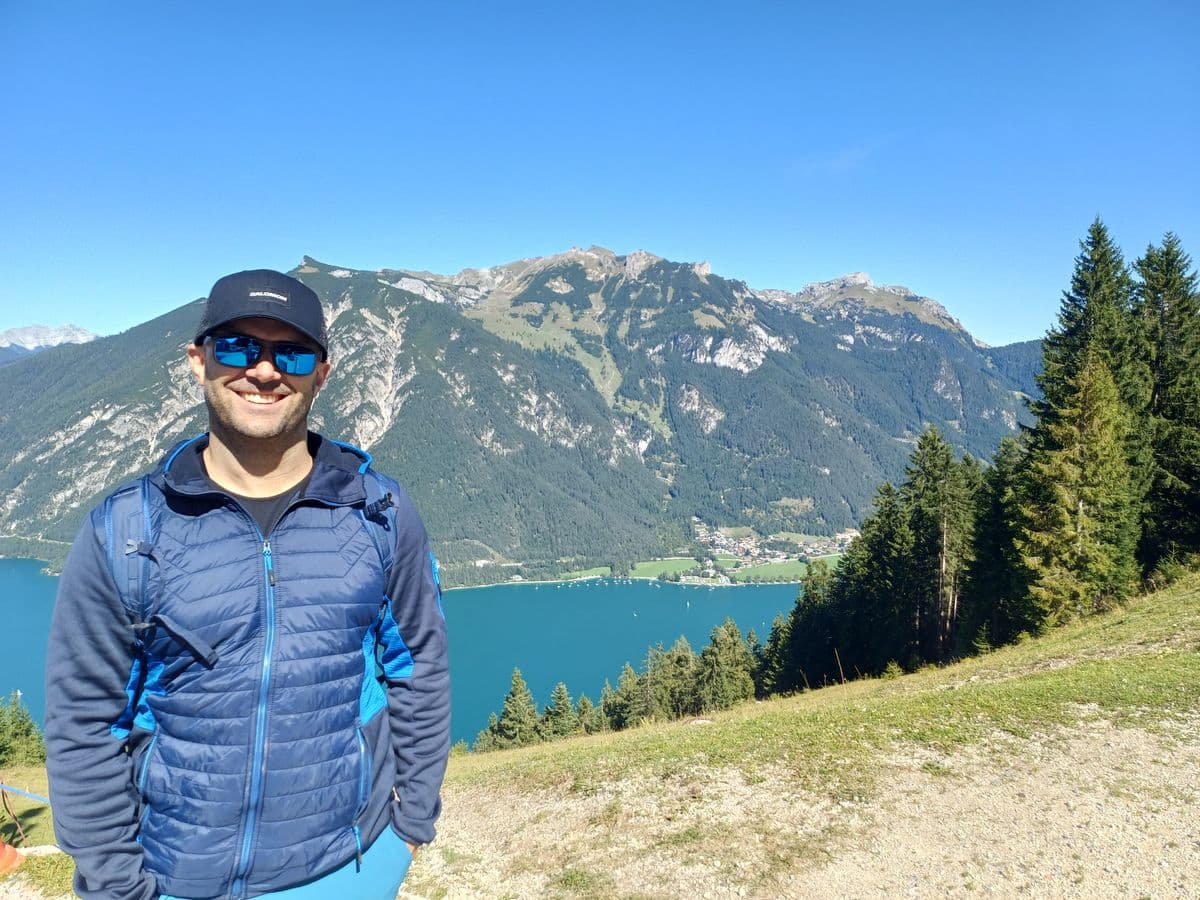 Milan Oesert am Achensee mit Bergpanorama