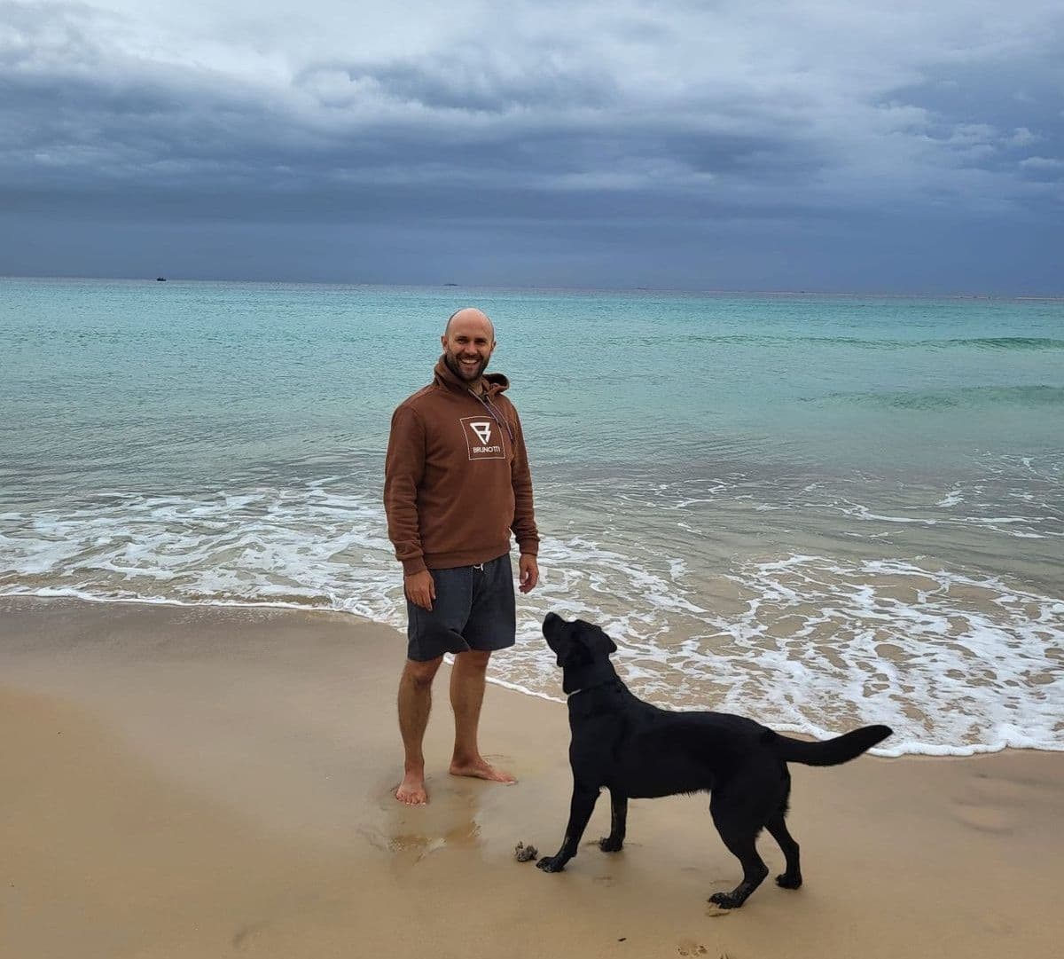 Milan mit Hund am Strand