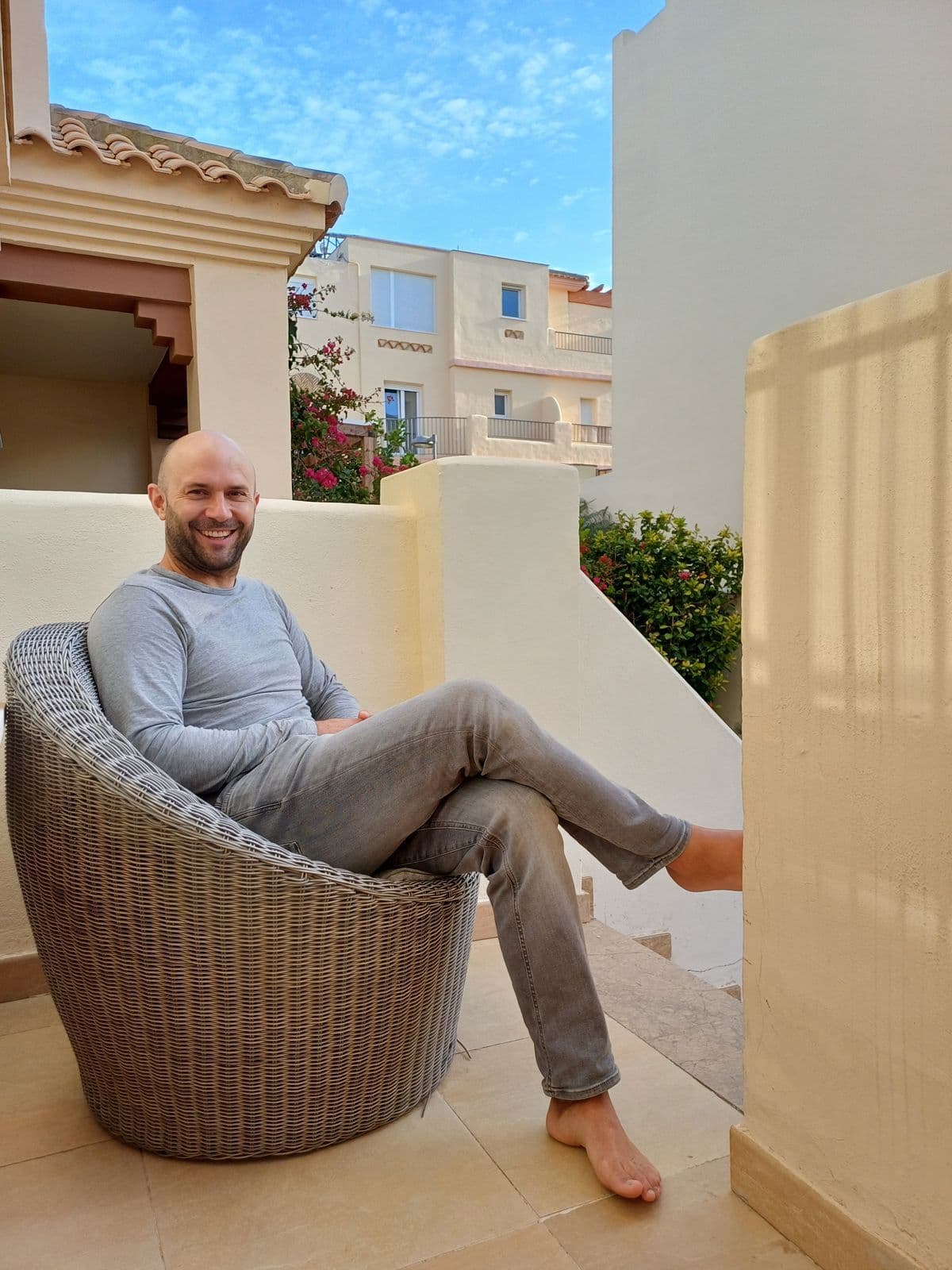 Milan entspannt auf einer Terrasse