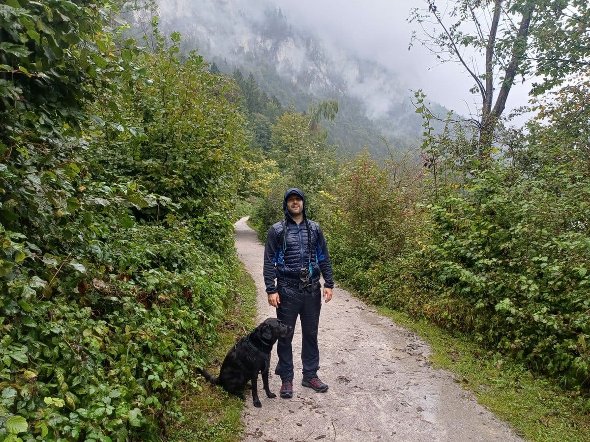 Milan Oesert mit Hund auf nebligem Waldweg
