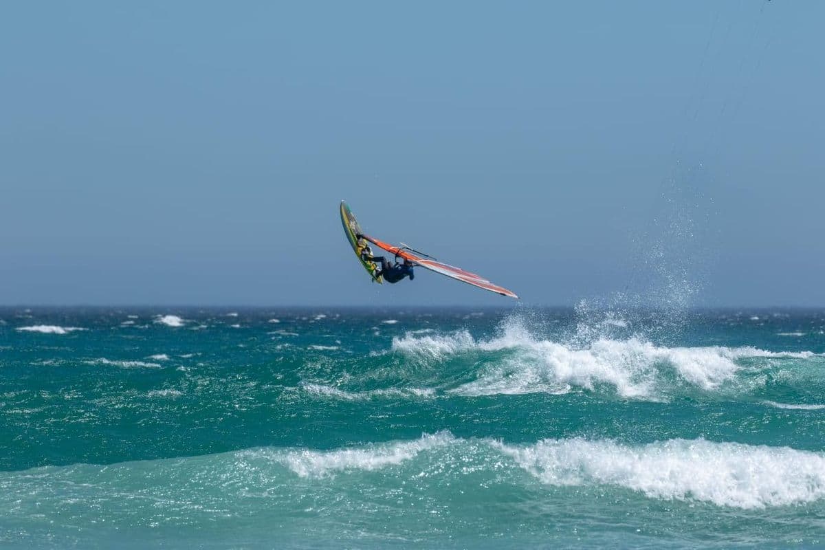 Windsurfen - Sprung über Wellen